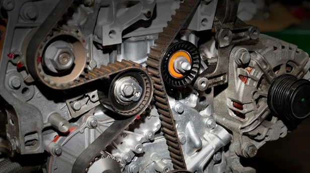 Вместе с ремнём ГРМ необходимо осуществлять замену роликов, водяного насоса, уплотнителей клапанных крышек, сальников распредвала и коленвала, всех ремней доп.оборудования