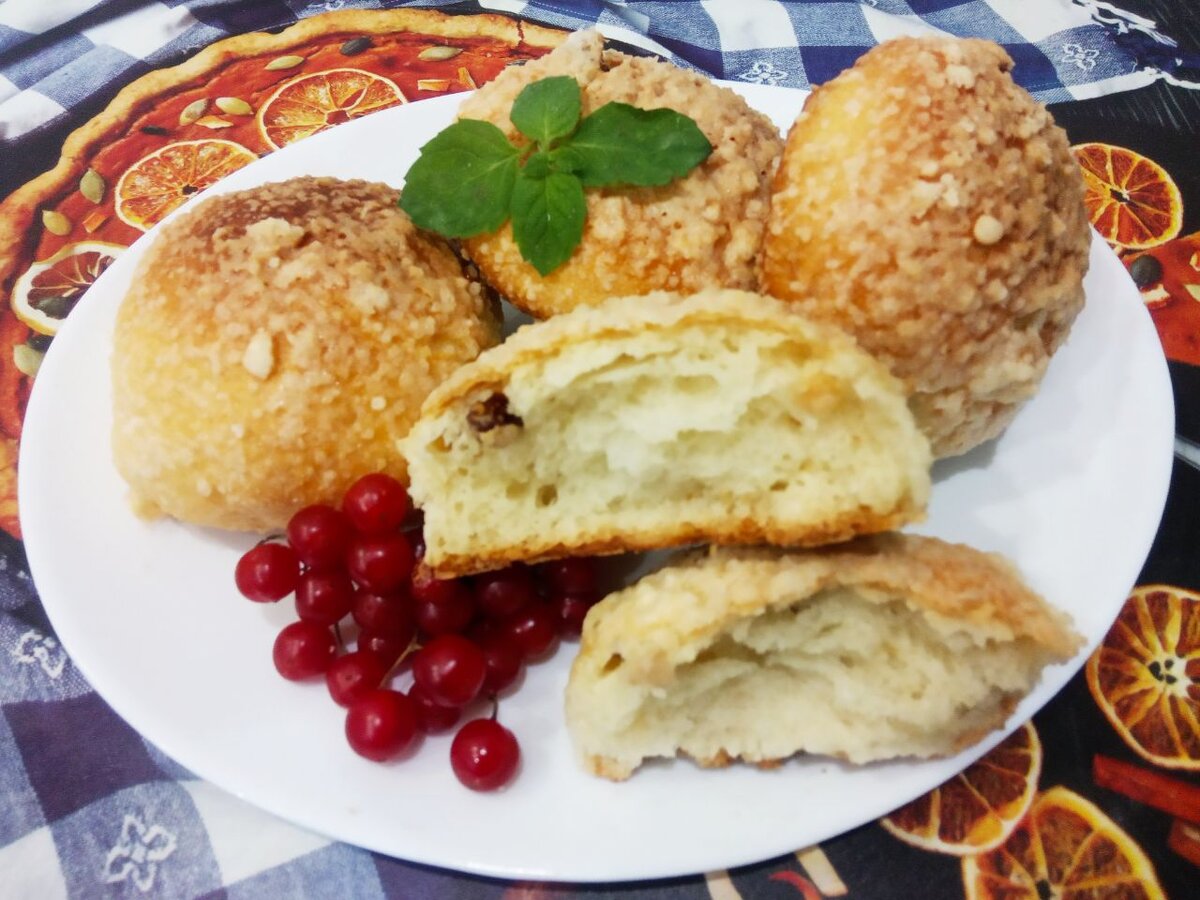 Булочки с изюмом в крошке