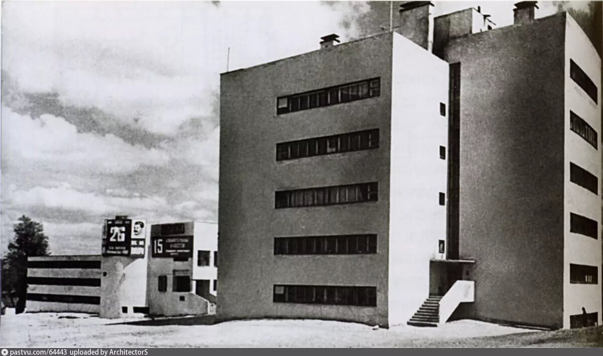 Застройка около будущего жилого здания. С северной стороны общежитие и клуб ватной фабрики на Яузе, 1932. С сайта www.pastvu.com.