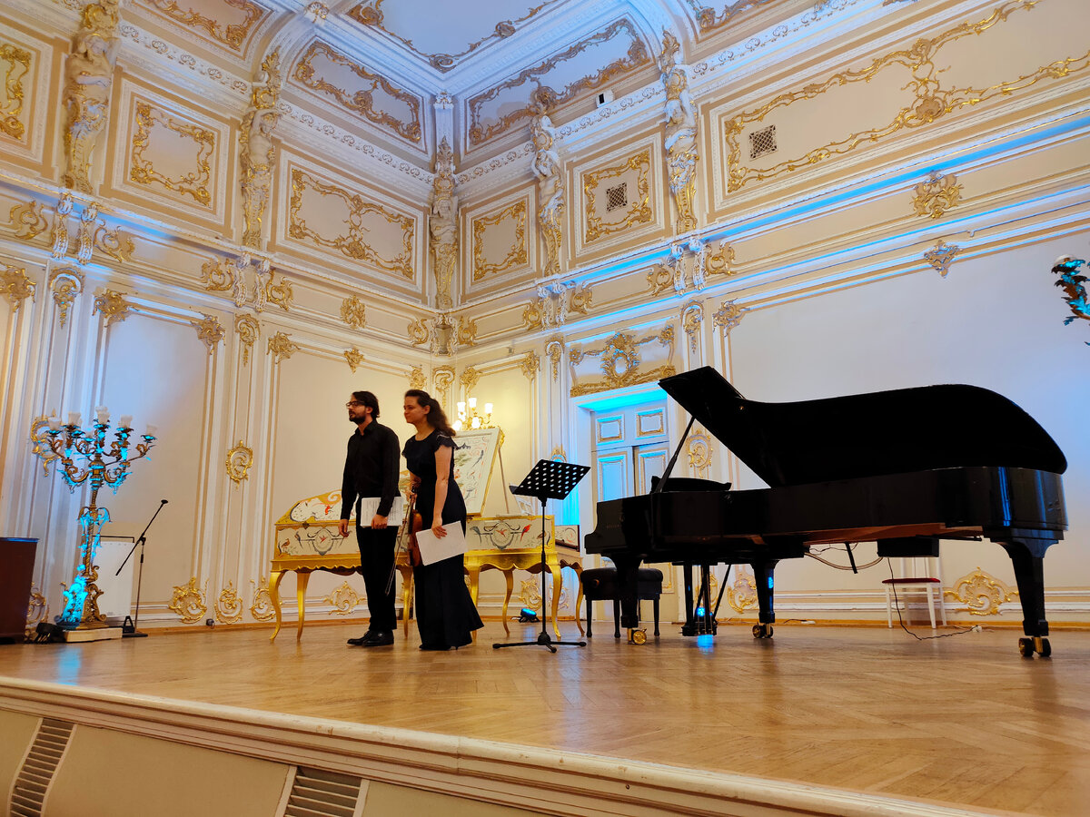 Пианист Александр Кашпурин и скрипачка Евгения Садовникова - вполне академический поклон перед началом концерта