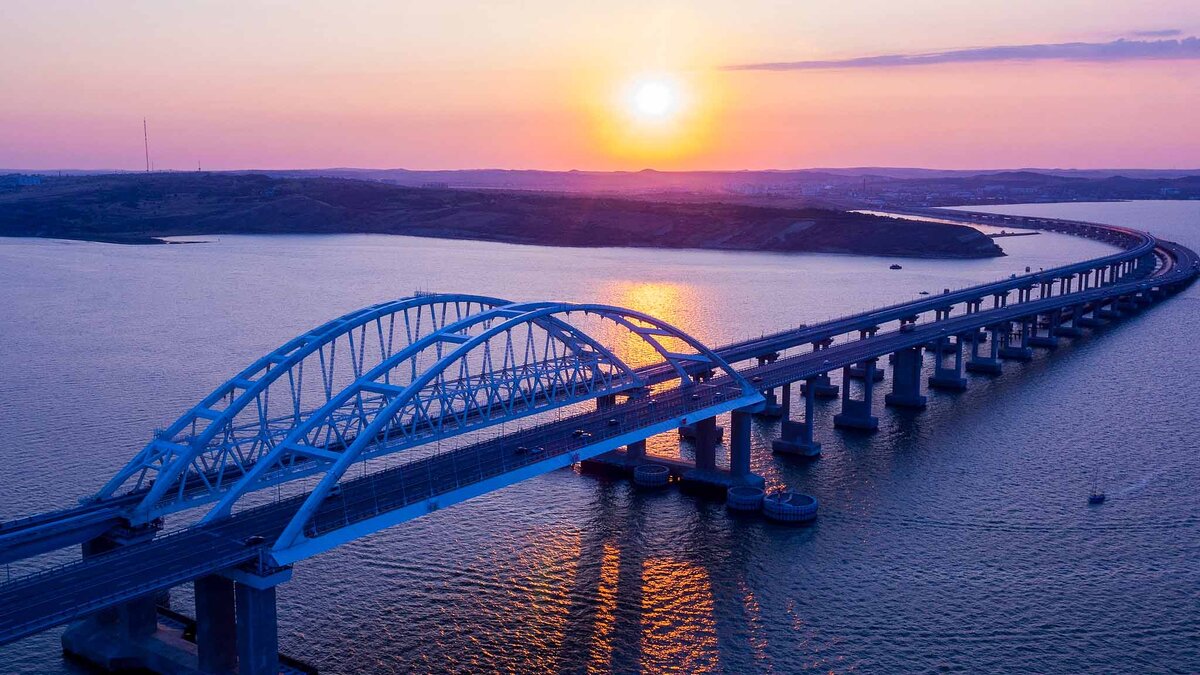    Пока движение по Крымскому мосту разрешено только легковым автомобилям.Фото: globallookpress.com