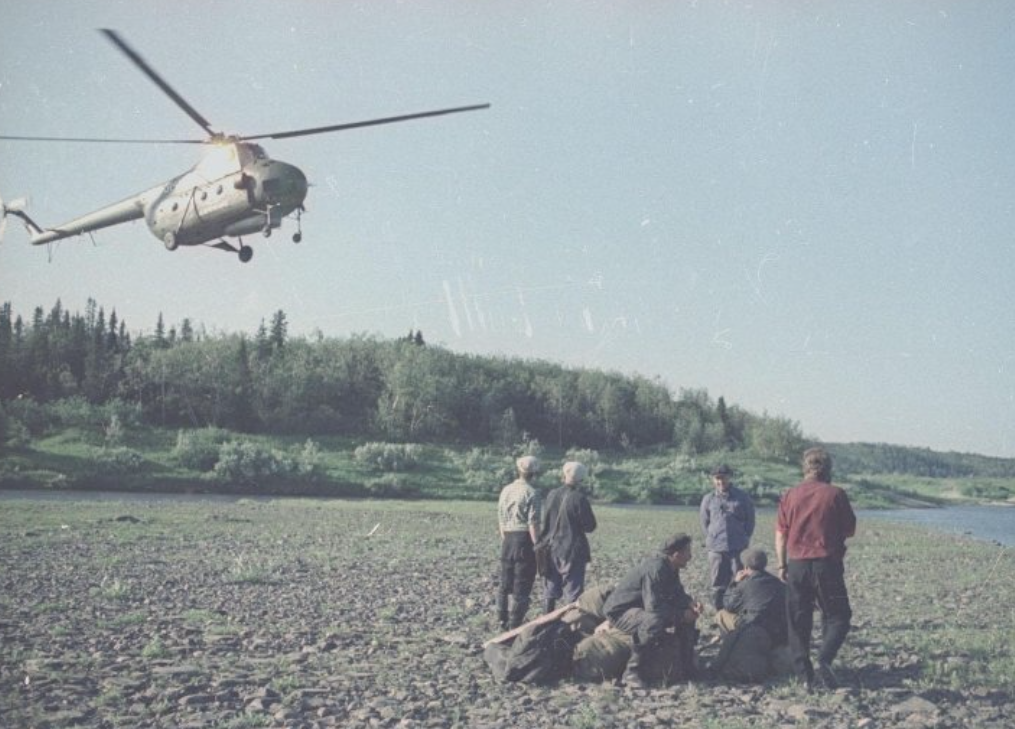 Геологи на маршруте. Архангельская обл., Ненецкий НО, 1965 год. Оригинал фото https://735606.selcdn.ru/thumbnails/photos/e/0/6/e06f99baeb17bb9f_1024.jpg