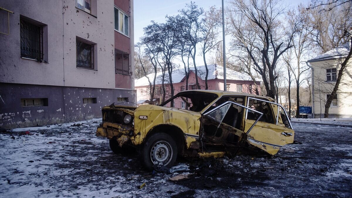    Автомобиль, поврежденный в результате обстрелов, в Киевском районе Донецка© РИА Новости / Валерий Мельников