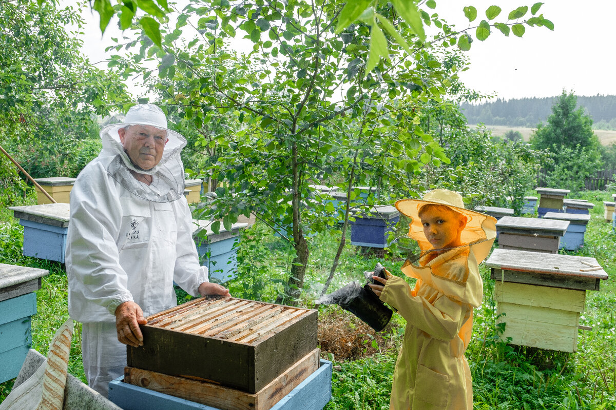 Отец, Олег Петрович, с внуком Михаилом. Приучает к работе на пасеке.