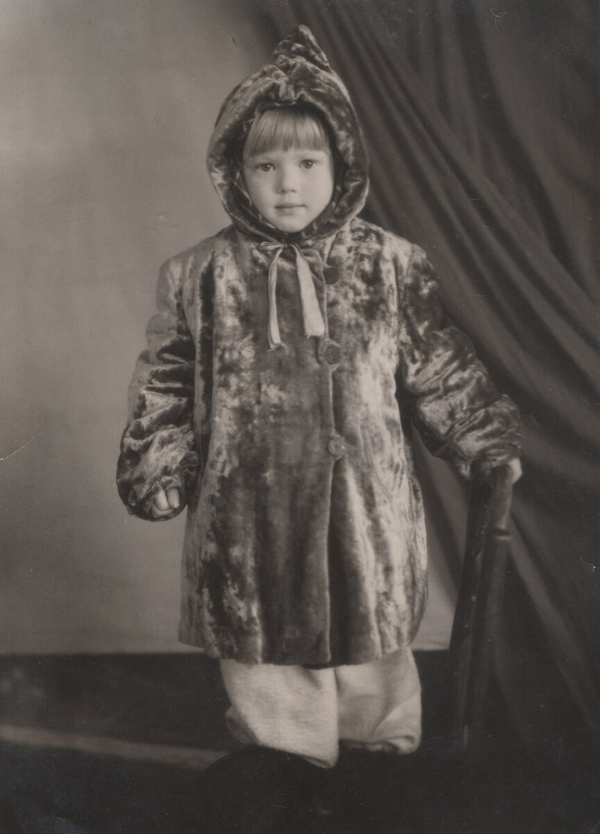 А, данная фотография предоставлена В.П.Любецкой, на снимке её сестра в детстве.