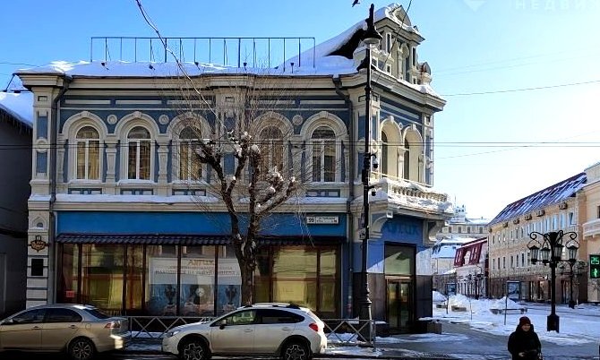 Фасад со стороны ул. Куйбышева. Венчающий карниз повторяет рисунок членения фасада