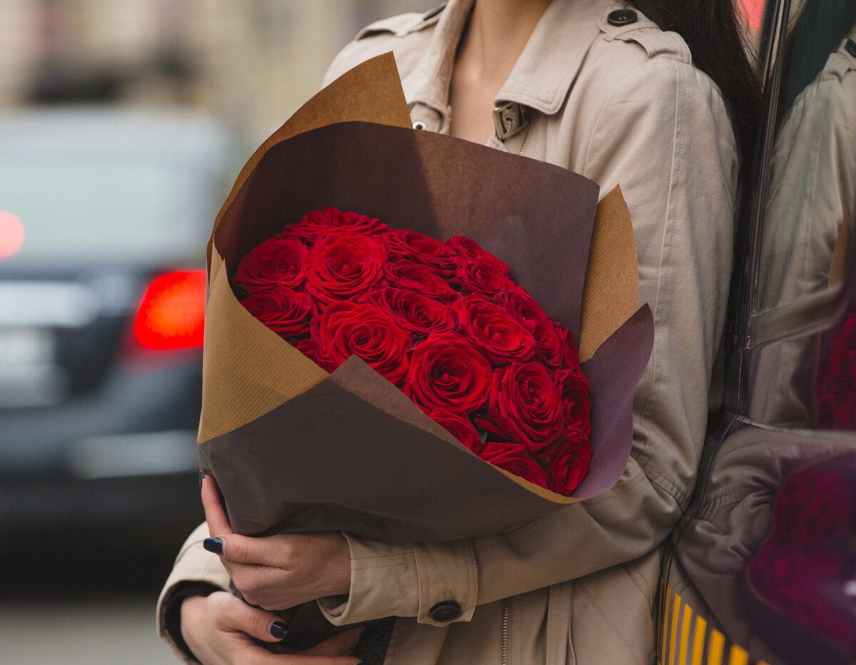 <a href="https://ru.freepik.com/free-photo/a-woman-holding-a-bouquet-of-red-velvet-roses-in-the-hand_5430262.htm#query=%D0%B1%D1%83%D0%BA%D0%B5%D1%82%20%D1%80%D0%BE%D0%B7&position=28&from_view=search&track=sph">Изображение от azerbaijan_stockers</a> на Freepik
