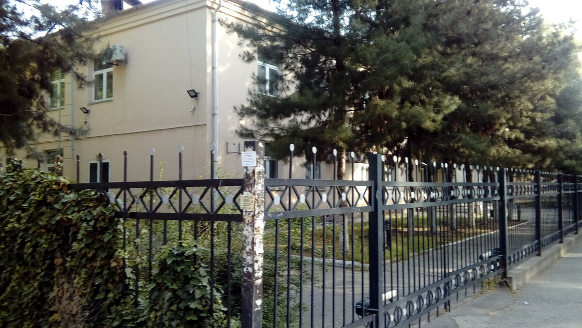 Напротив стояла машина.