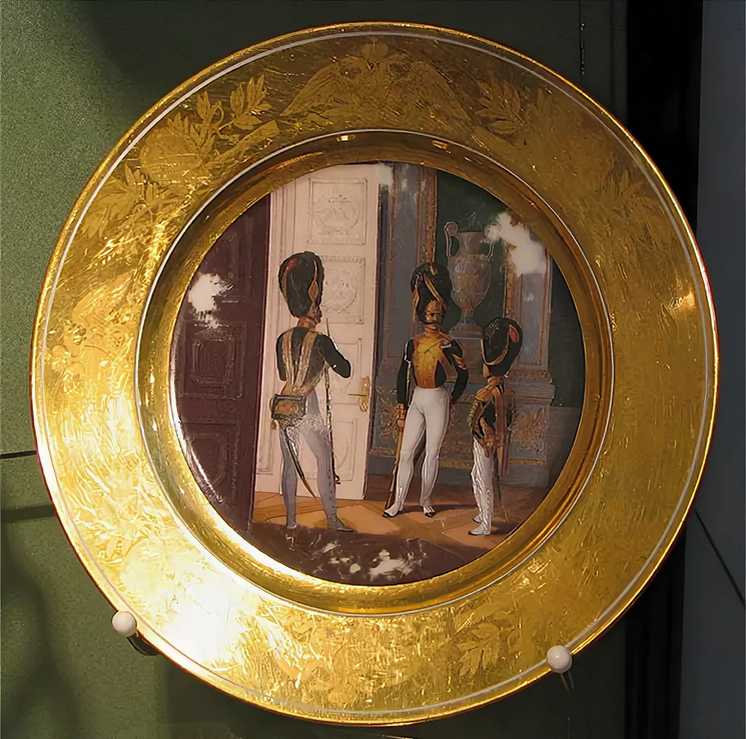 Изображение данной тарелки, к сожалению, не содержало более никакой информации, но если судить по костюмам, то тарелка также изображает всю ту же роту Дворцовых гренадер. Фото взято из свободного доступа в интернете.