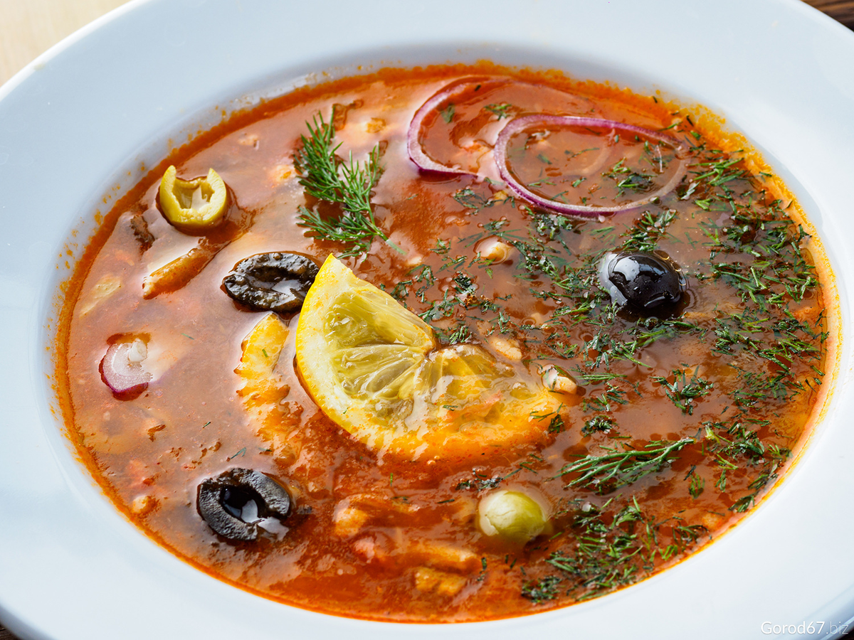 Солянка с говядиной и курицей, восточная с болгарским перцем и помидорами и аджикой