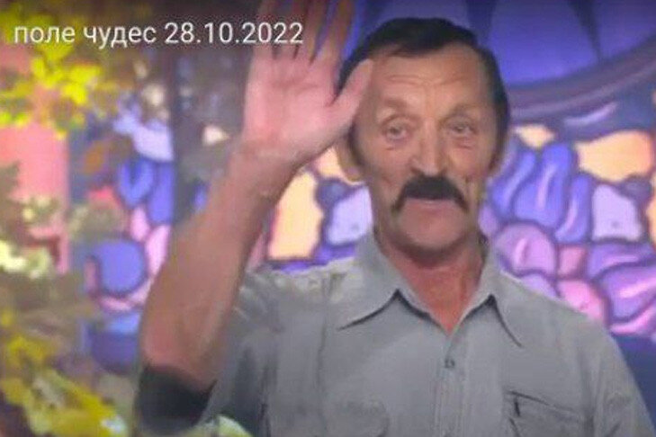 Селянин рассказал, что сам держит кур. Кадр из эфира «Поля Чудес» 