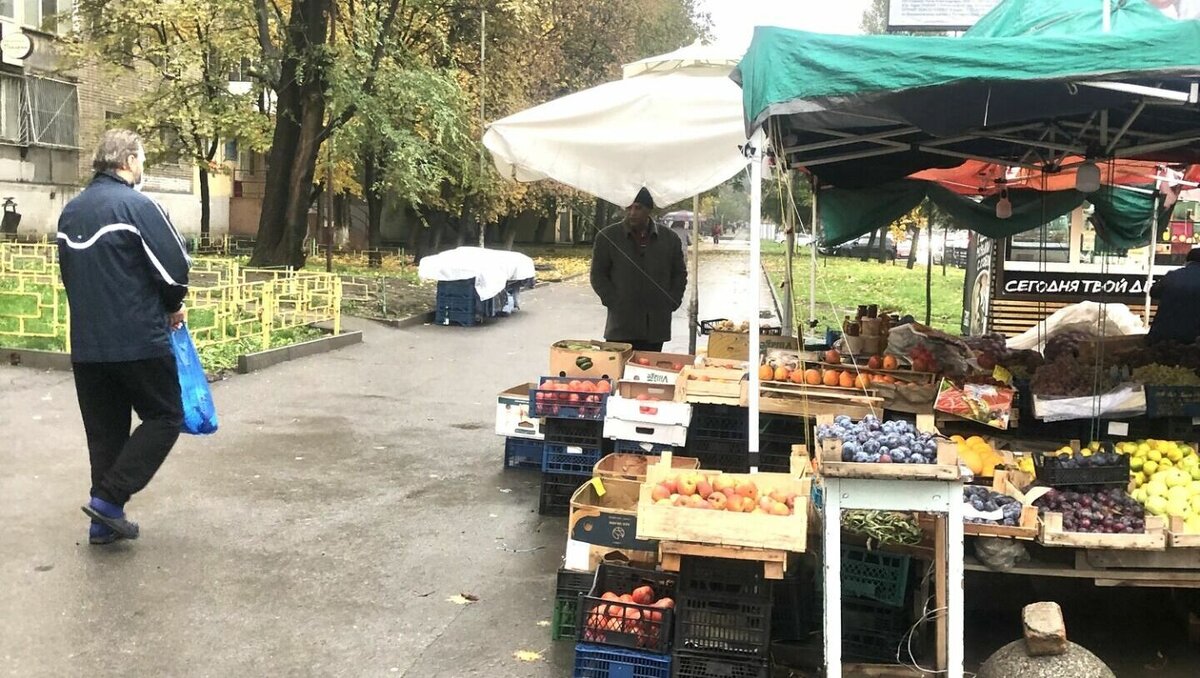     В Ростове жители попросили ликвидировать незаконную стихийную торговлю на улице Зорге, обращение появилось на портале городского благоустройства.