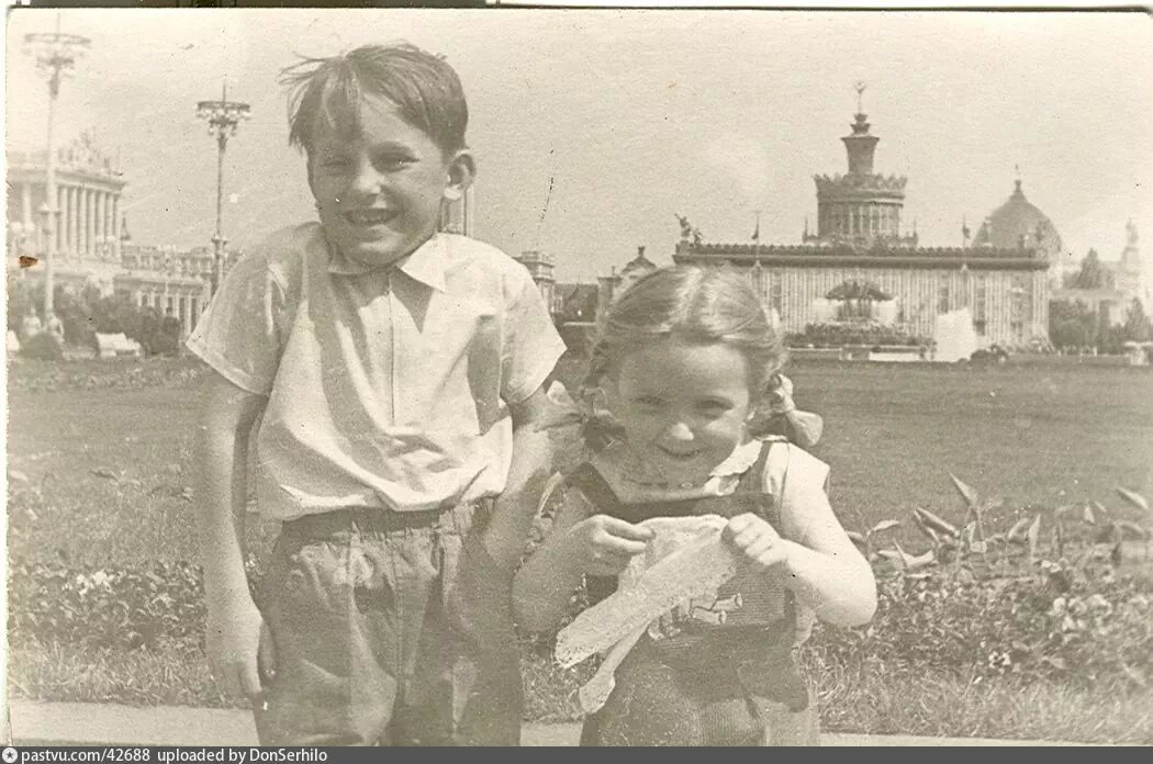 Взгляд из прошлого. Детская экскурсия Москва 1958. Старые фотографии детей семьи ВДНХ. Фото ВДНХ старые фото дети. Счастливые люди на ВДНХ старые фото.