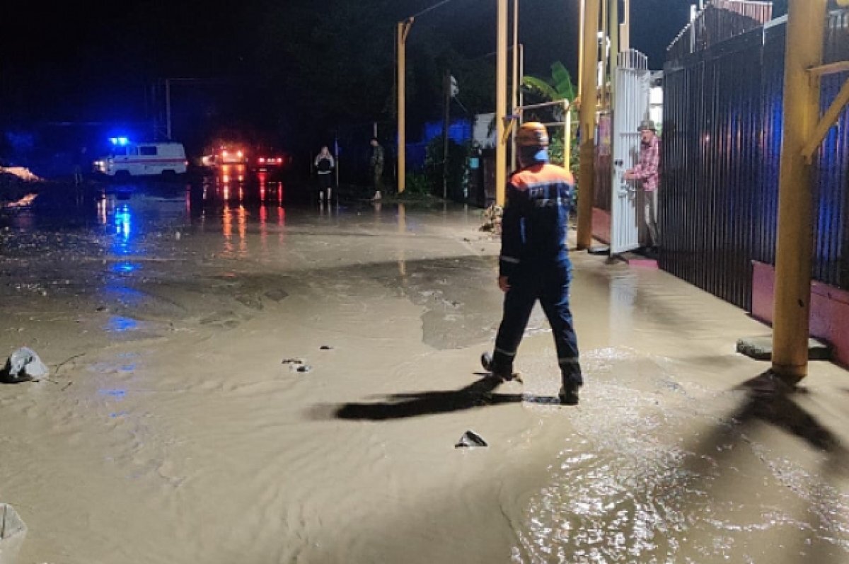    В Сочи после ливня дороги ушли под воду