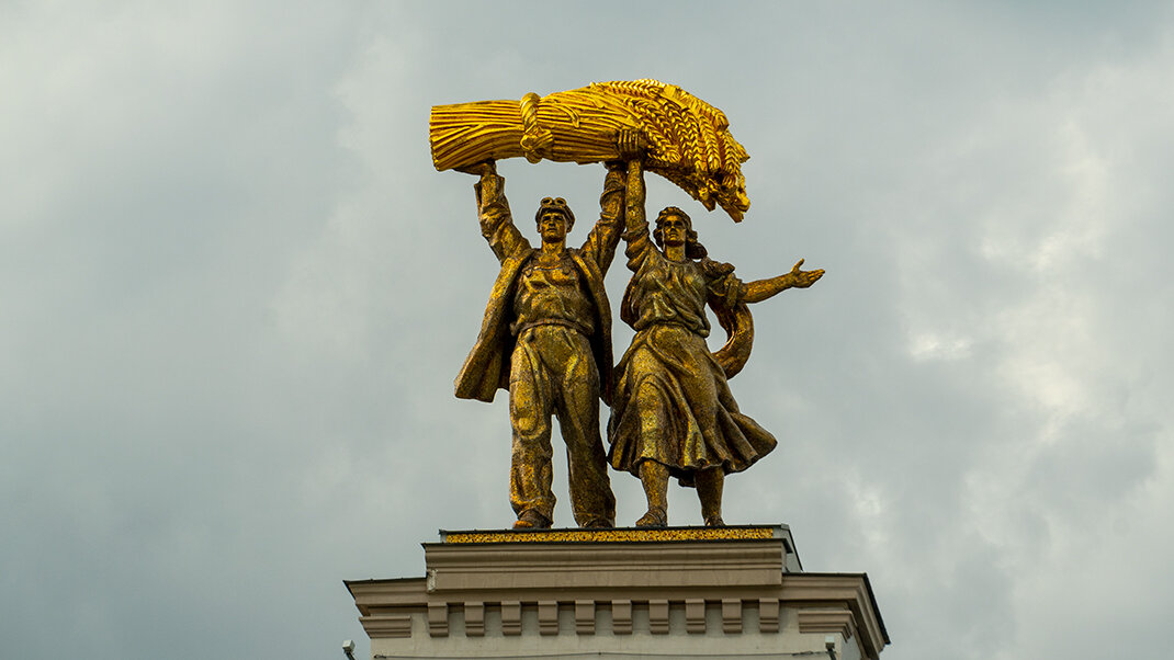 Скульптурная группа «Тракторист и колхозница»