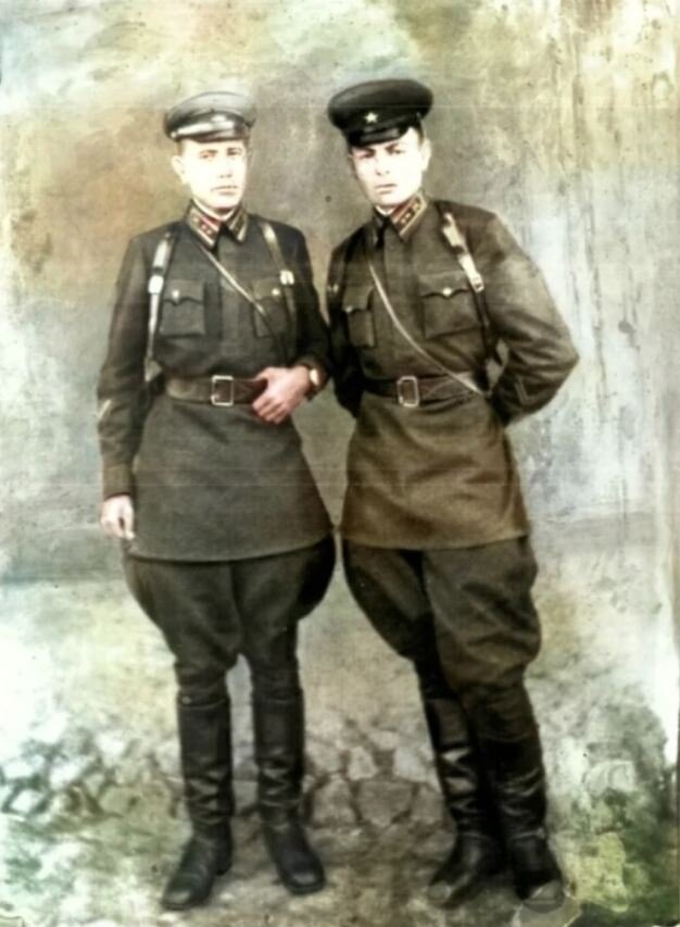 На фото Василий Петров (справа) с сослуживцем.
