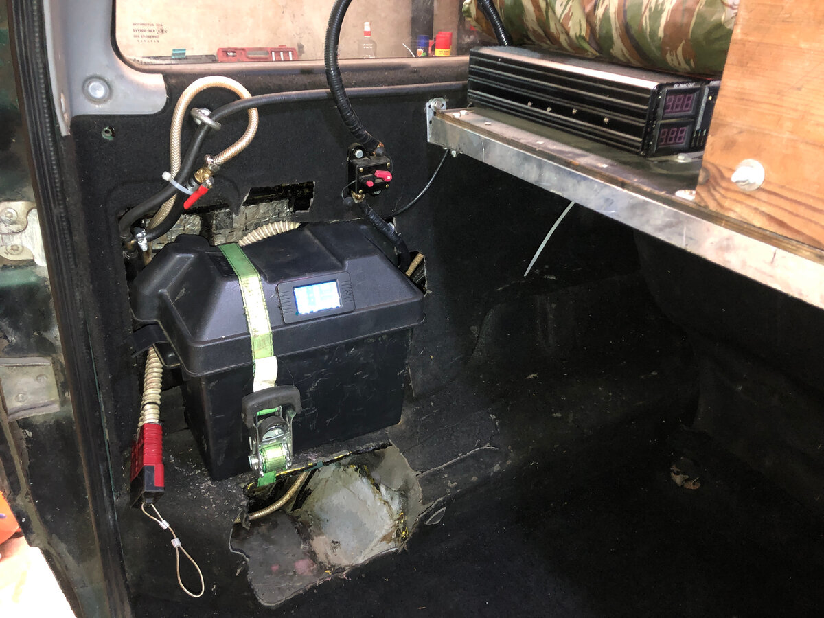 Слева направо-розетка для переносной лебедки, второй АКБ и батарейный монитор, автомат 100А, инвертор 4кВт, крепление для лодочного мотора.