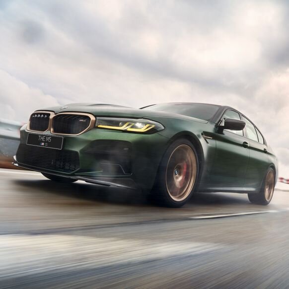 Автомобили M BMW 5 серии впечатляющим образом сочетают в себе фирменную спортивность BMW M с комфортом и элегантностью седана бизнес-класса. Познакомьтесь с тремя уникальными автомобилями BMW M с яркими характерами. Быстрейший в истории, новый BMW M5 CS с двигателем мощностью в 635 л.с. (467 кВт) и разгоном до 100 км/ч за рекордные 3 секунды. Оснащенный двигателем мощностью 625 л.с. (460 кВт) и подвеской с гоночными настройками BMW M5 Competition с системой полного привода M xDrive олицетворяет собой эталон динамики. Во внешнем облике высокомощного спортивного седана это проявляется за счет множества элементов цвета "Глянцевый Черный". В дополнение к системе полного привода M xDrive, спроектированной для максимальной динамики и устойчивости, BMW M5 оснащается подвеской, обеспечивающей спортивность и комфорт даже в продолжительных поездках. Завершает тройку BMW M550i xDrive. Этот спортивный седан BMW 5 серии обладает мощностью 530 л.с. (390 кВт) и впечатляет идеально сбалансированной комбинацией спортивности, комфорта и экономичности.

 

 

BMW M5 Competition

Мощность двигателя: 625 л.с.

Расход топлива: 10,6 л/100 км

Разгон (0–100 км/ч): 3,3 с

 

BMW M5 CS

Мощность двигателя: 635 л.с.

Расход топлива: 10,6 л/100 км

Разгон (0–100 км/ч): 3,0 с

