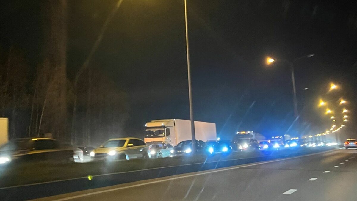     На въездах в Казань образовались серьезные пробки. По прошествии трехдневных выходных автомобилисты встали на Горьковском шоссе, Мамадышском и Оренбургском трактах. Об этом сообщил корреспондент Inkazan с места события.