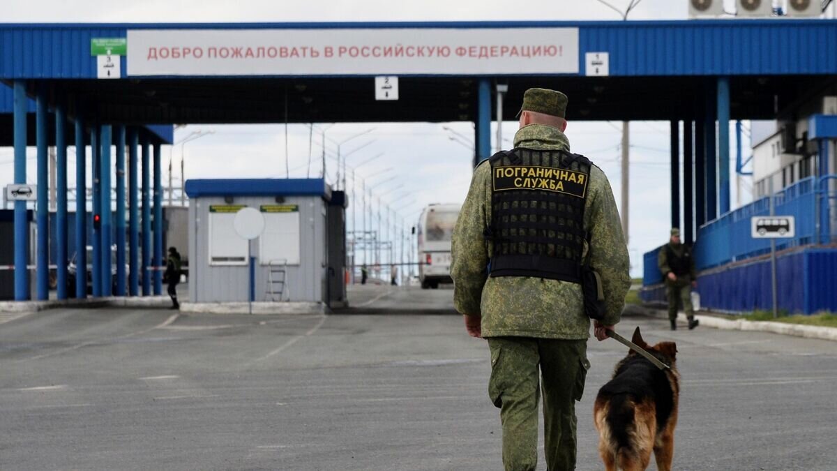    Военнослужащий пограничной службы ФСБ РФ на пункте пропуска "Бугристое" на российско-казахстанской границе© РИА Новости / Александр Кондратюк