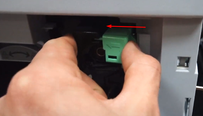 Фото 16. Выкручиваем семь винтов на боковой крышке