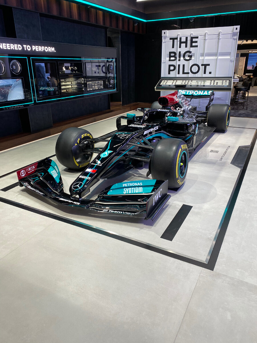 Просто болид Формулы 1 стоит в магазине часов)