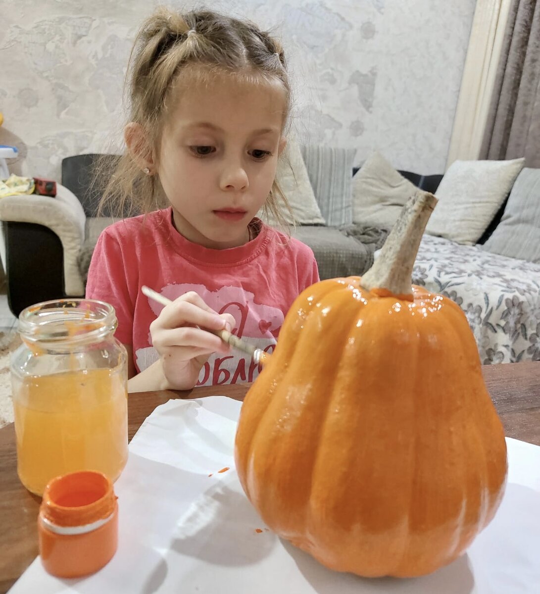 Маленькая Мирослава очень усидчивый, старательный ребенок. 