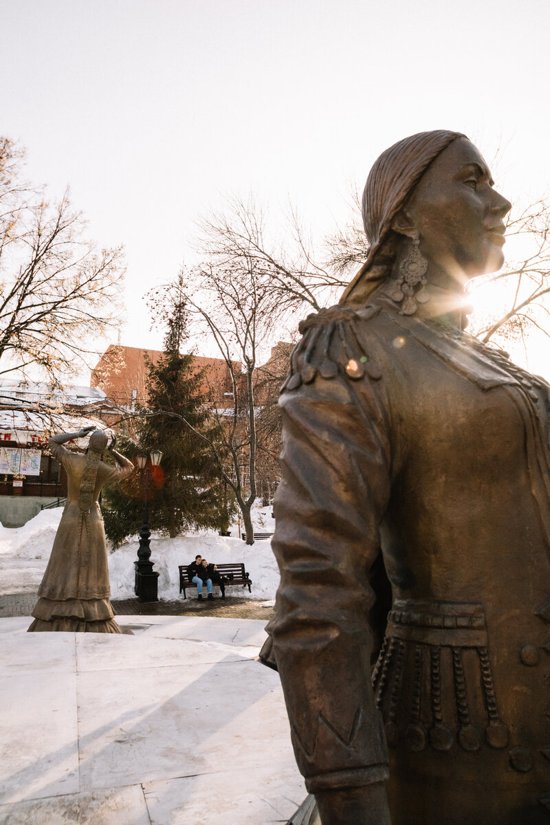 Фонтан «Семь девушек» и влюблённая пара, 24 марта 2022