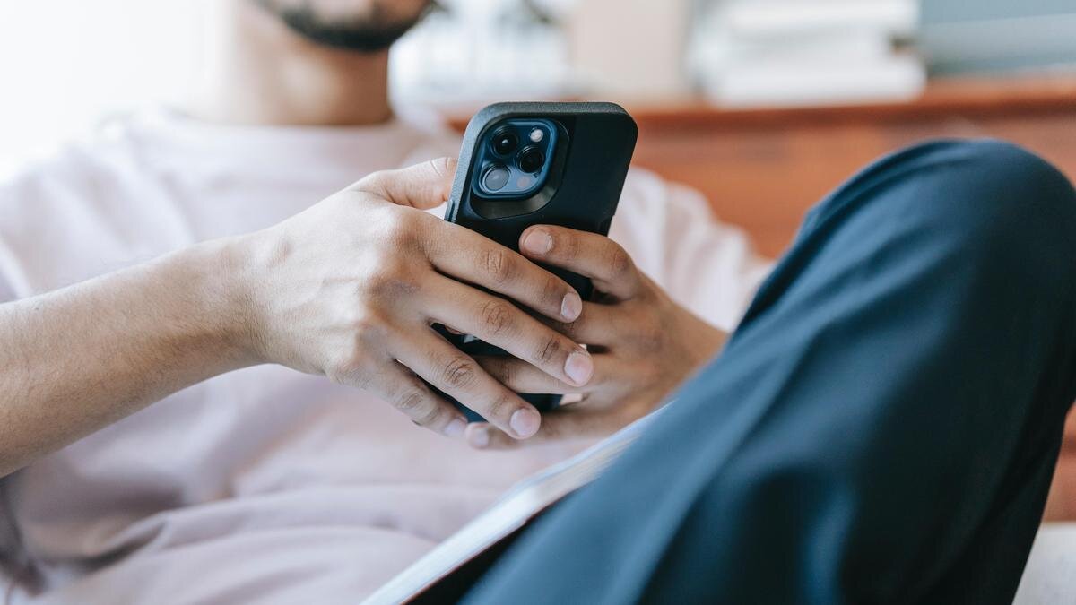    Мужчина держит в руках телефон:pexels.com