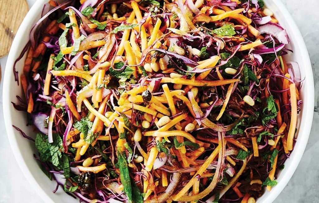 Морковный салат с куркумой, мёдом и кедровым орехом