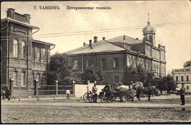 С лева музыкальное училище.