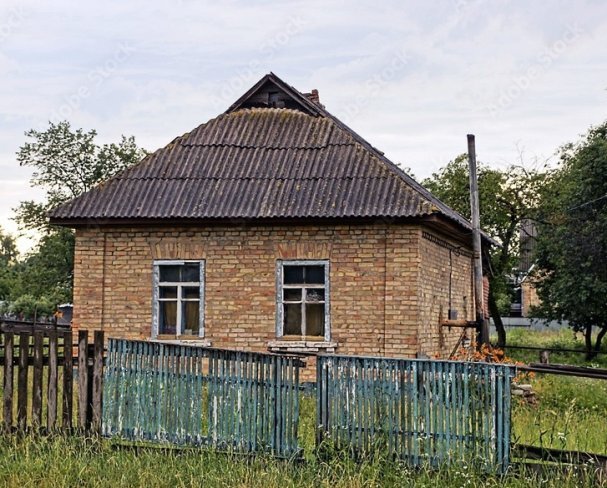 Маленький и уютный кирпичный домик. Простоит даже не 100 лет, а всю 1000