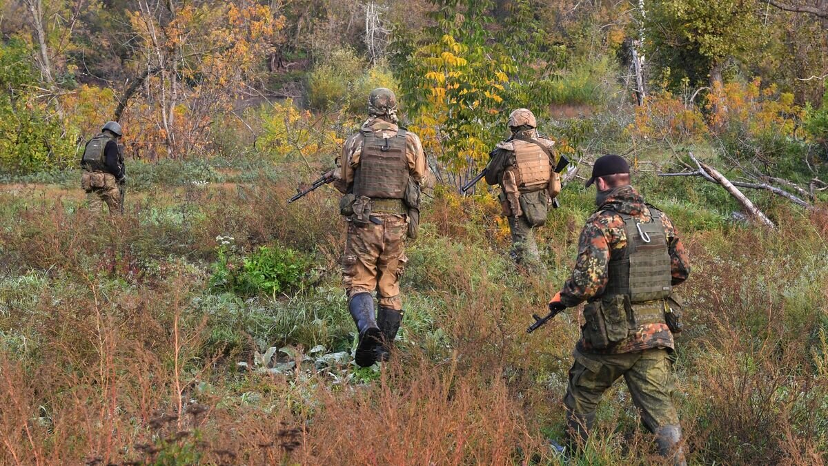    Разведчики ЧВК "Вагнер" производят разведку местности на линии боевого соприкосновения© РИА Новости / Виктор Антонюк