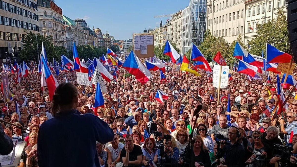 Митинг в Чехии. Митинги в Европе Украина. Демонстрация в Праге. Украинская власть.