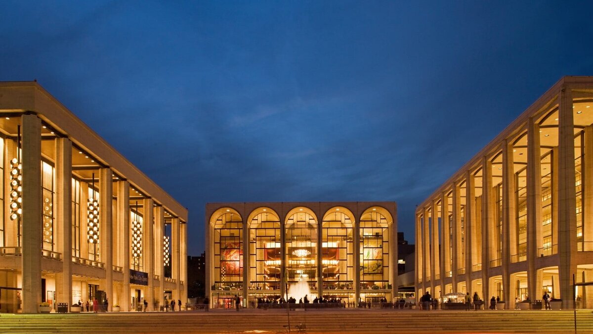 Метрополитен-опера» (Metropolitan Opera), Нью-Йорк.