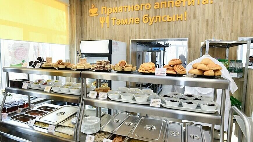     В Казани мэру города Ильсуру Метшину показали обновленную столовую гимназии № 75 в Московском районе. Школьникам здесь подают бифштексы, запеченную рыбу с сыром, шашлык из куриных грудок, пельмени, рис, макароны и многое другое.