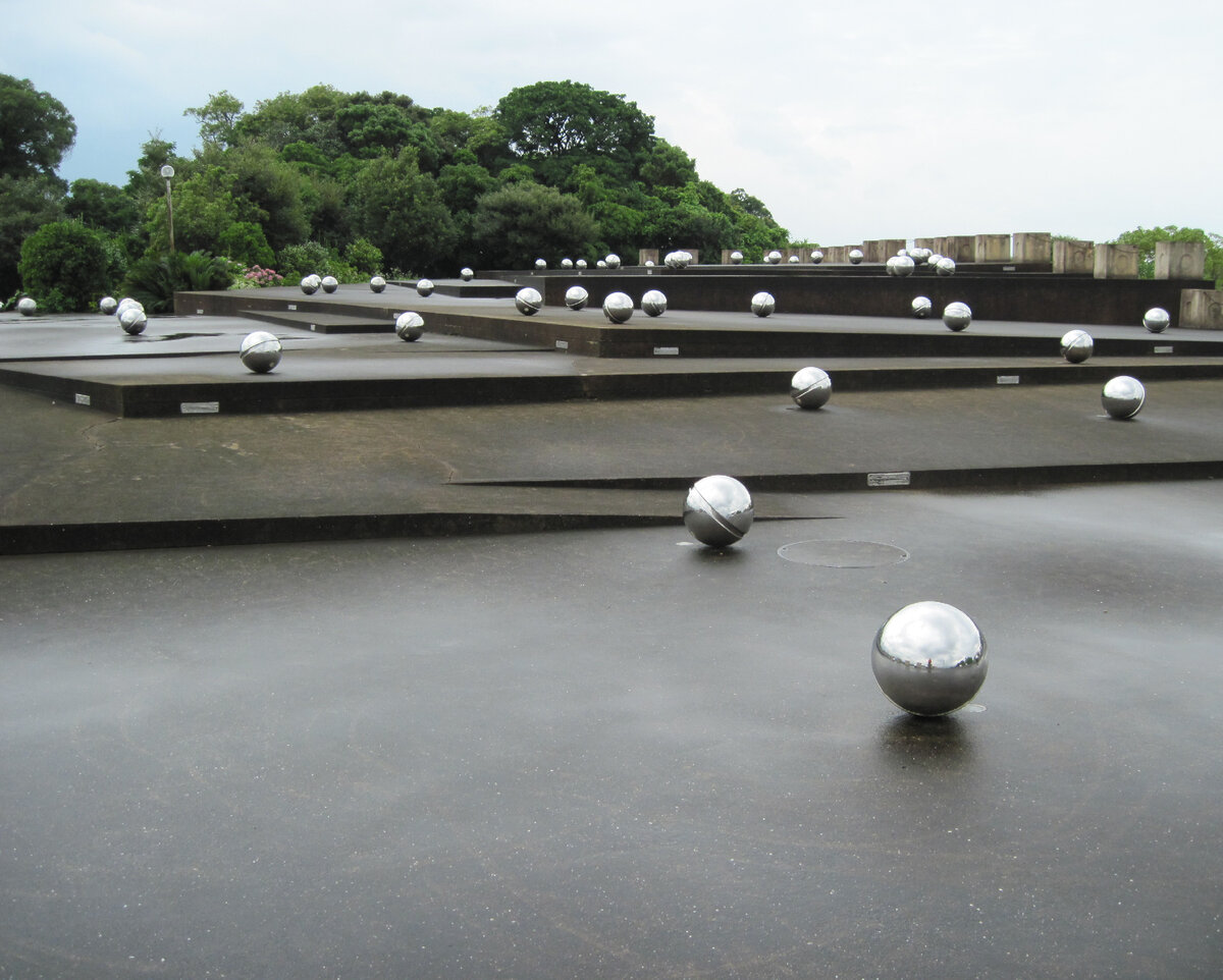 Мемориал жертвам отправления соединениями ртути в городе Минамата. Фотография пользователя quirkyjazz без изменений (CC BY-NC-ND 2.0).