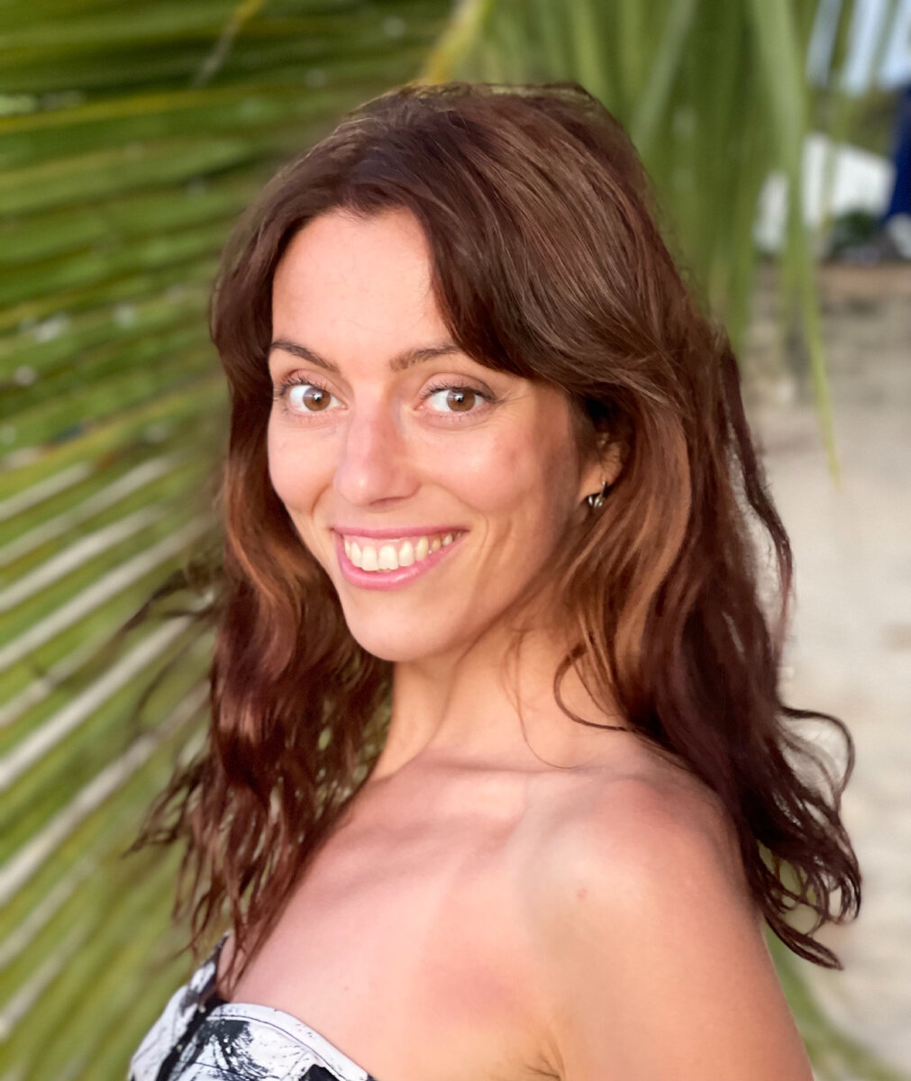 Но оживают и размножаются, они лишь в благоприятной для себя гнилостной среде, которая, как раз, и возникает в пищеварительной системе человека, при употреблении приготовленной пищи, которая там гниет🤷🏼‍♀️.

Редуценты, это и есть патогенная микрофлора, о которой, сегодня так много говорят в ЗОЖ сообществе.

С одной стороны, редуценты, конечно помогают, без них, человек не смог бы выжить, питаясь термически обработанной пищей, но с другой стороны, они отравляют, ломают, и в конечном счете, убивают нас, просто делают это не так быстро.

Люди копят и носят в себе десятилетиями гной, шлаки и токсины. Жизнедеятельность редуцентов, крайне токсична и вместо того, что-бы синтезировать необходимые аминокислоты, витамины ( что делает дружественная микрофлора), они засоряют нашу систему изнутри.  Это основная причина большинства болезней, плохого настроения, затуманенного сознания, отсутствия энергии и преждевременной старости.

Я не раз уже рассказывала, что если меняется  микрофлора кишечника, меняется наше мировосприятие. Именно по этому, и говорят кишечник - второй мозг!

Когда совершаешь переход на сырое, растительное, природное питание, накрывает волна счастья и радости, плюс, всем телом ощущаешь приток жизненной энергии и ясность сознания.

Особенно ярко, это чувствуешь в 1-ый год смены питания, на контрасте, с состоянием ДО.., потом, привыкаешь к этому состоянию и думаешь, что так было всегда😁.

Хотя, не все так радужно, сам переход, это большой стресс, для десятилетиями питаемого не правильно, поломанного организма.

Тут у каждого своя скорость, в зависимости от текущей ситуации по состоянию здоровья.

Как совершить грамотный переход, без стресса и ошибок, я рассказываю на своём авторском курсе Питание Молодости💚.

Написала эту статью и понимаю, что эта правда не многим придётся по душе.

Но что есть, то есть, не я это придумала.

Это законы природы, а с ними не поспоришь.


#людмилаякубова

#чистопитание, #живоепитание, #сыроедение, #ялюблюготовить, #фруктарианство,  #сыроедениелечит, #молодость, #долголетие, #высоковибрационноепитание, 
