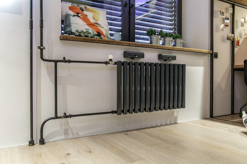 Вертикальная классическая проводка труб отопления и подключения радиаторов