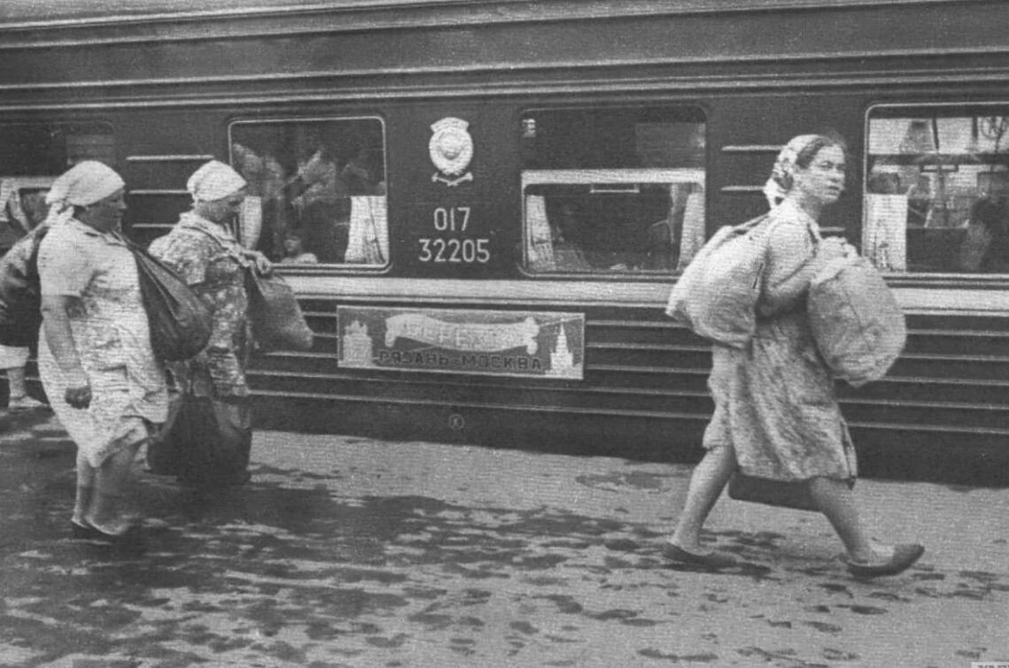 Жительницы Рязани едут домой после посещения московских музеев и театров. 1979 г.