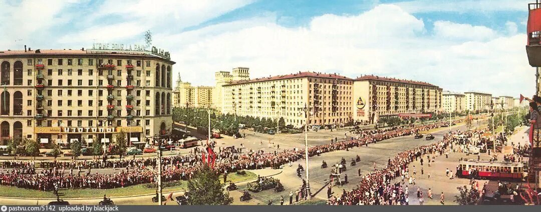 Магазин "Изотопы" (слева), 1961. Фото Т.Б. Бакмана, с сайта www.pastvu.com.