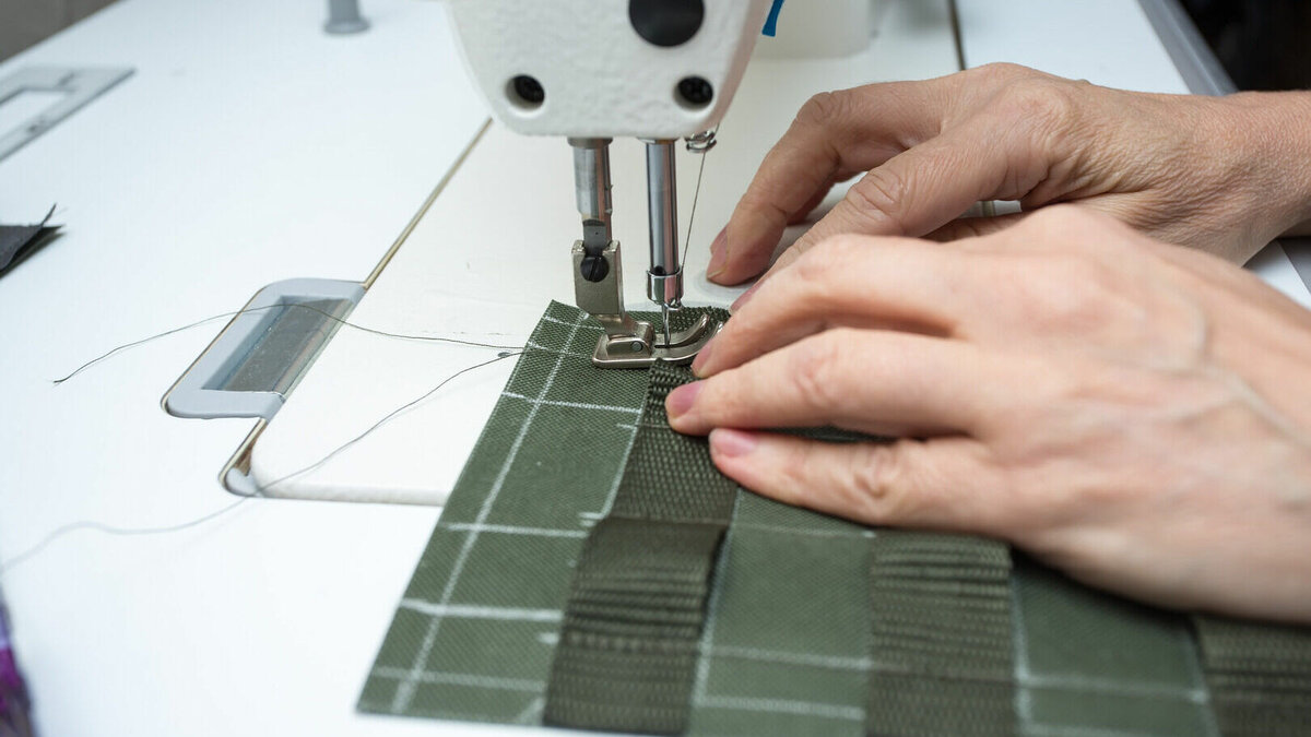     Работники в цеху работают на добровольных началах.