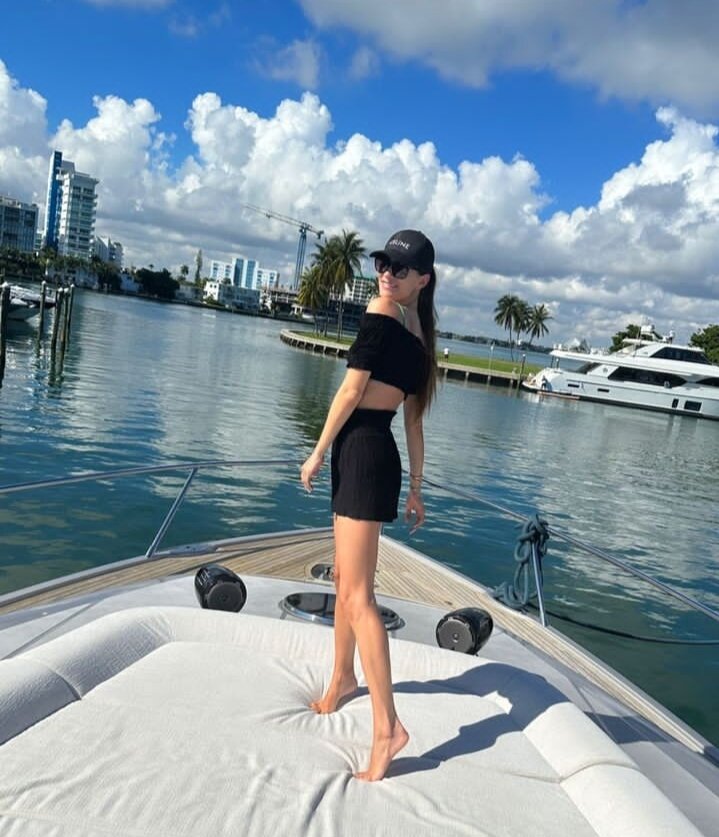     Жена Александра Овечкина устроила девичник на яхте Фото: соцсети