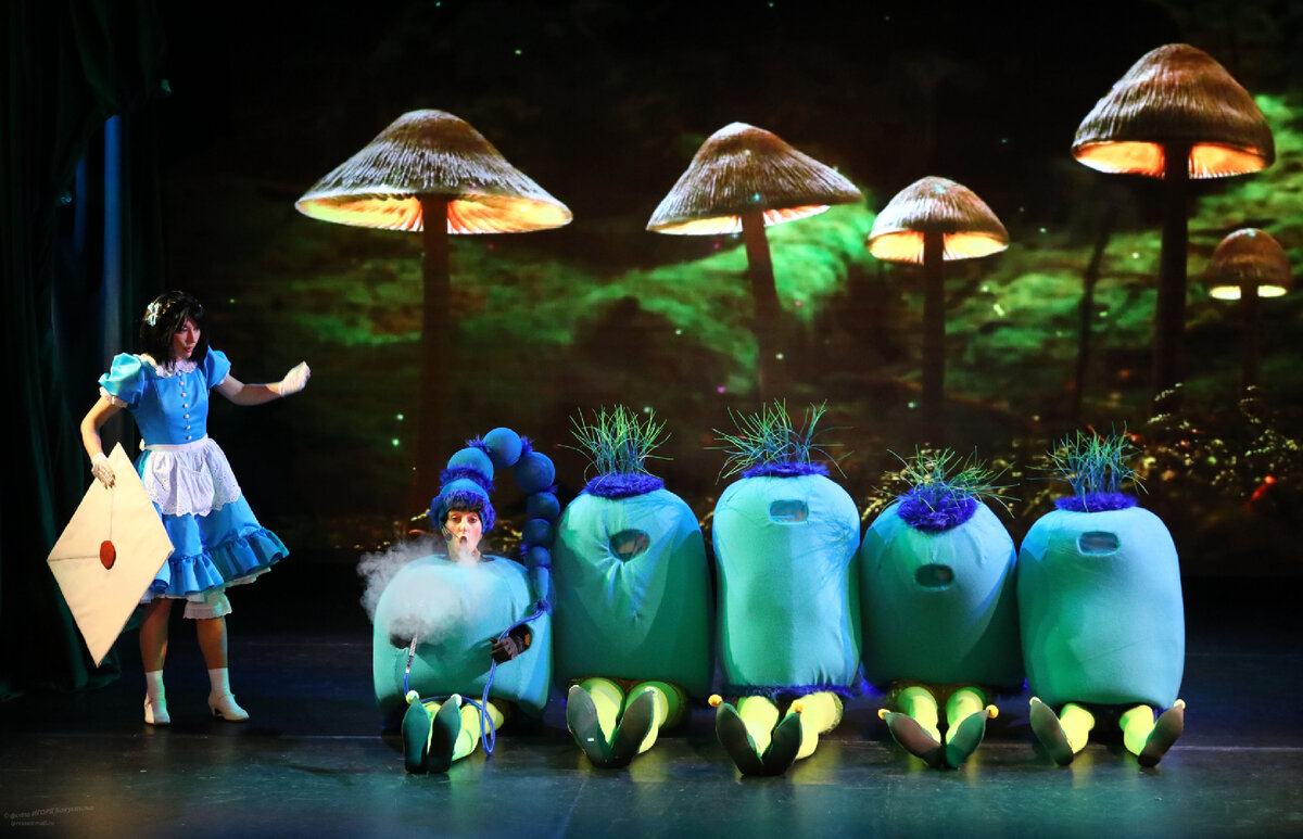 алиса спектакль билеты. ивченко в спектакле алисе. алиса в стране чудес спектакль. спектакль алиса в стране чудес в московский губернский театр. алиса в стране чудес московский губернский театр.
