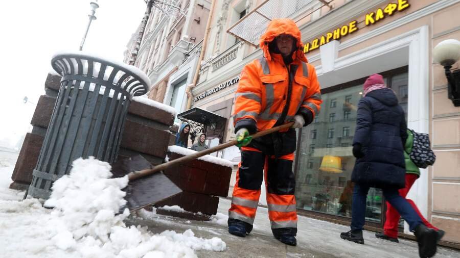 уборка снега. дворник. дворников хватает. коммунальщики спб. дворников хватает.