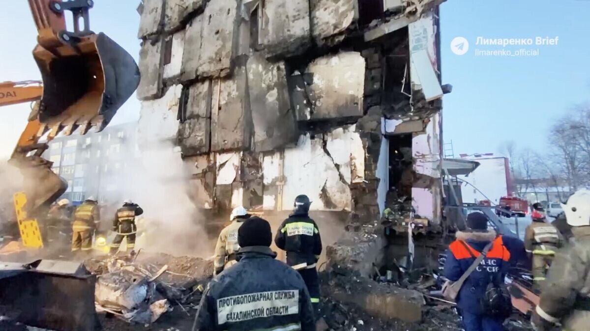    На месте обрушения дома в поселке Тымовское Сахалинской области. Кадр видео© Лимаренко Brief/Telegram