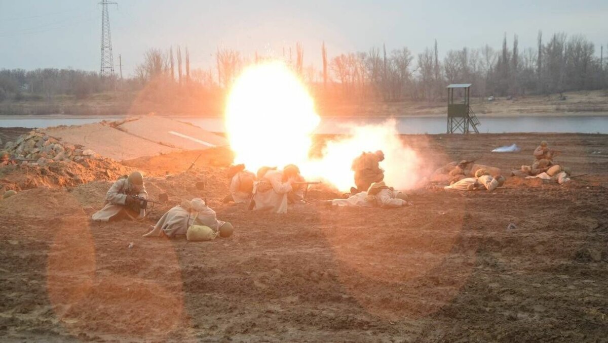     В 80-ю годовщину начала контрнаступления советских войск под Сталинградом на полигоне в Волжском показали военно-историческую реконструкцию операции «Уран».