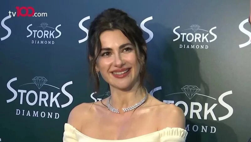 Поклонники Несрин Джавадзаде гадают, когда же вернется на экраны их любимая актриса. Несрин сейчас находится на этапе оценки. Чтобы снова появиться на съемочной площадке, ей необходимо определиться с проектом.«У меня есть предложения. Когда станет ясно, я сообщу, а пока ничего не известно. Могу пока сказать только, что есть сценарии, которые я читаю с большим удовольствием», — сказала Несрин.Наличие сценариев, которые ей нравятся и планы на них, также означают, что он намерена вернуться к съемкам в сериалах в ближайшее время.Актриса поделилась, что человек, которого она хотела бы воплотить в жизнь на экране — это Мата Хари, которая известна как голландская певица и шпион. Мата Хари, предположительно работавшая на немецкое государство во время Первой мировой войны, была застрелена в 41 год.Она выразила желание возродить эту историческую личность следующими словами: «Я хотела бы сыграть Мату Хари. Быть агентом, уметь танцевать, говорить на многих языках».Подпишись на нас в Дзене ставь лайк этой новости и будь в курсе всех свежих новостей турецких сериалов.
📷Несрин Джавадзаде, которая заявила, что может очень хорошо изобразить этого персонажа и что ей подойдет эта роль, также отправила сообщения продюсерам. Актриса объяснила, что ей нравятся роли такого плана и что она ищет такие роли. Возможно она вернется на экраны с похожим персонажем в своем новом проекте.