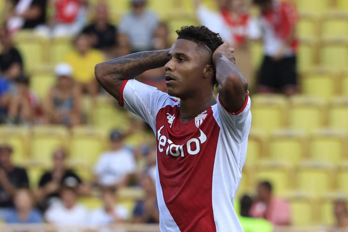 
Левый защитник «Монако» Исмаил Якобс (23 года) привлекает внимание со стороны немецких клубов «Байер Леверкузен», «Боруссия Менхенгладбах» и «Айнтрахт Франкфурт». 

Якобс в настоящее время участвует в чемпионате мира в Катаре с Сенегалом. Бывший игрок ФК «Кельн» относительно поздно принял решение о смене своей международной принадлежности, выступая за Германию на молодежном уровне. На самом деле решение было принято так поздно, что он чуть не упустил шанс принять участие в турнире, поскольку ФИФА еще не зарегистрировала его в качестве игрока Сенегала, хотя он был назван в команде Алиу Сиссе. 

Джейкобс до сих пор блистал на турнире, начав последние два матча Сенегала и помог им выйти в 1/8 финала, где они встретятся с Англией. Однако на клубном уровне Джейкобс боролся за минуты. В соперничестве с непревзойденным Кайо Энрике на позиции левого защитника в этом сезоне он стартовал всего в трех матчах Лиги 1. 

Однако его выступления в Катаре привлекли внимание немецких команд, которые хотят вернуть его в Бундеслигу. Леверкузен, Менхенгладбах и Франкфурт все заинтересованы, но хотя Монако будет открыто для аренды этой зимой, клуб не заинтересован в его продаже. 