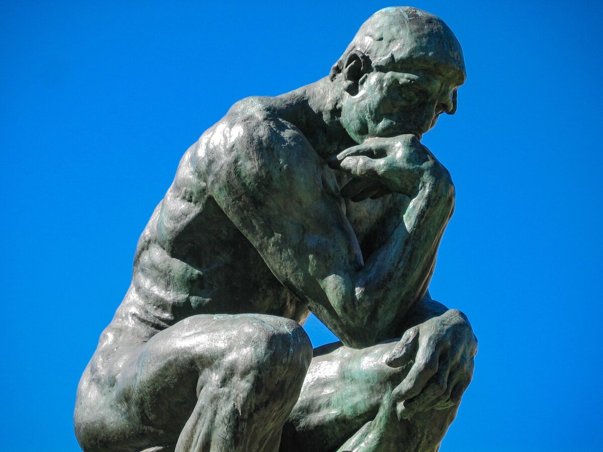 Изображение фигуры мыслителя Родена олицетворяет величие и рефлексию взгляда в бесконечность.